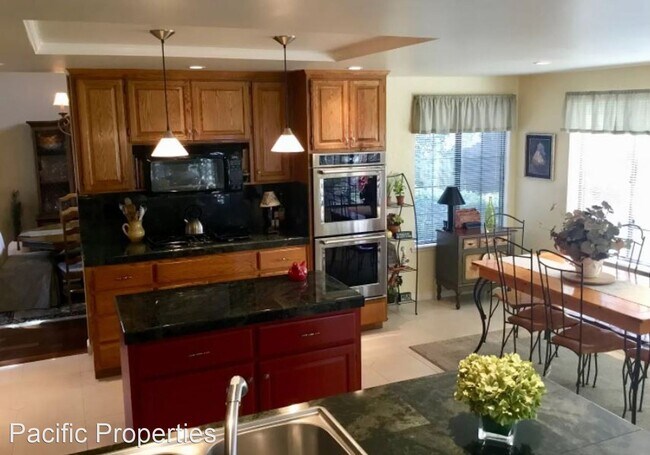 Foto del edificio - 5 br, 3 bath House - 7241 Roxanne Lane
