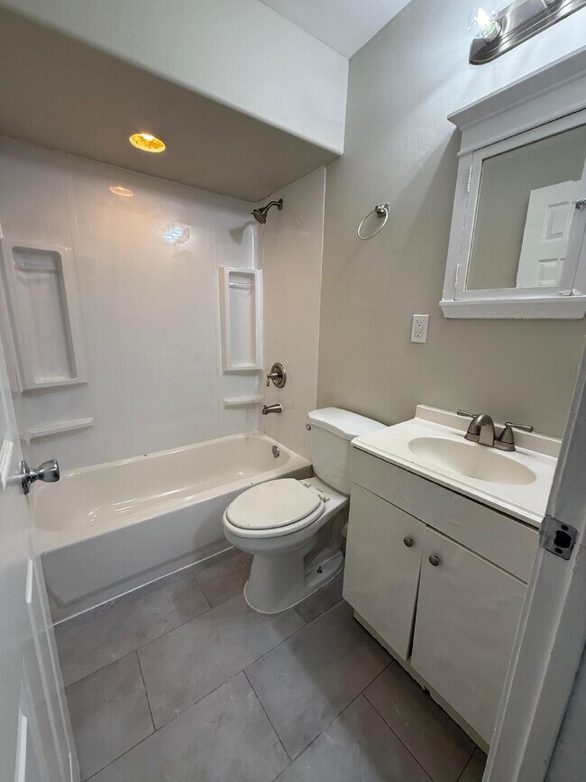 Foto del edificio - Beautiful 4-Bedroom Home for Rent in St. L...