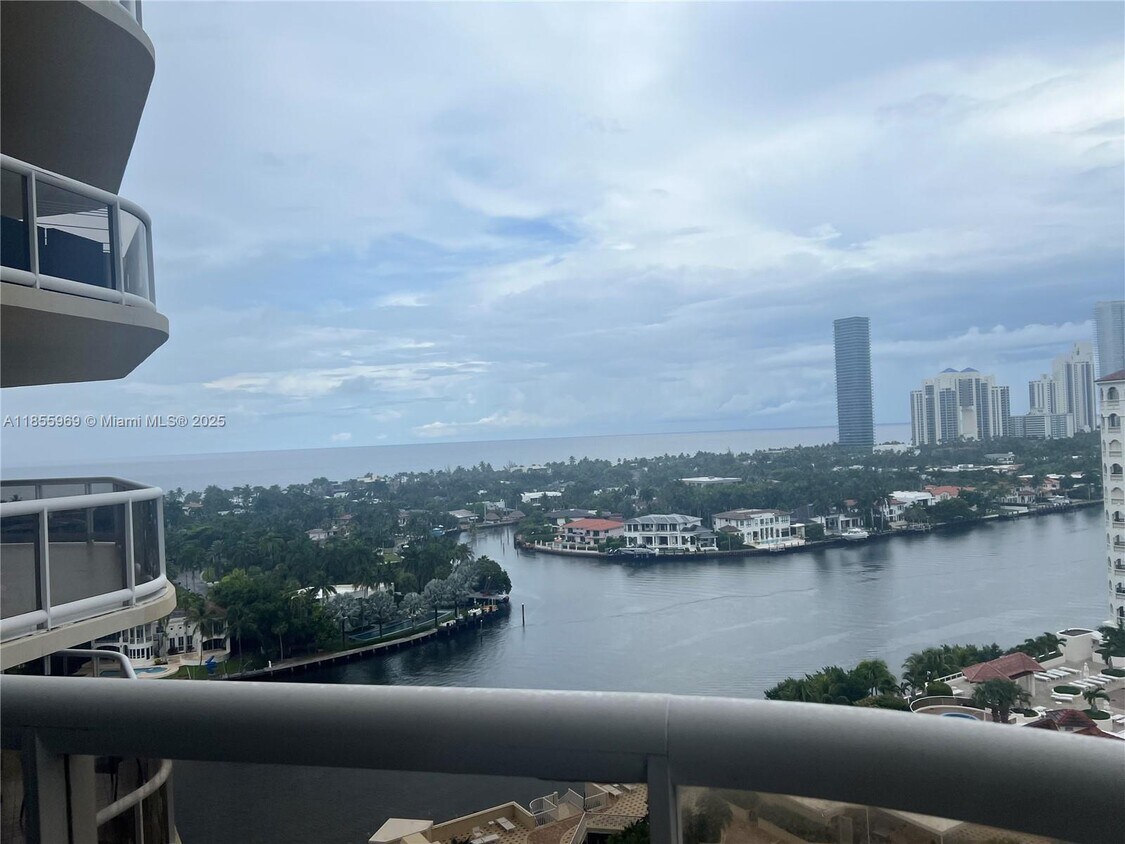 Primary Photo - 20191 E Country Club Dr