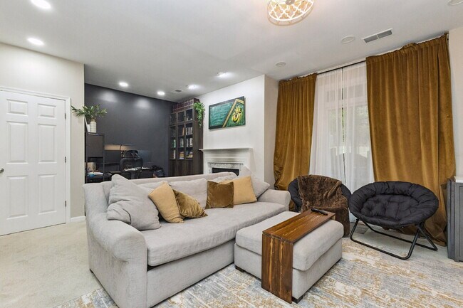 Building Photo - Nestled in the desirable Potomac Lakes com...