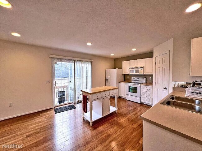 Building Photo - 3 br, 2.5 bath Condo - 6475 Crabapple dr