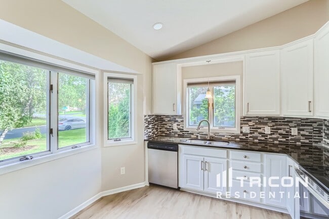 Building Photo - 4448 Hamilton Dr