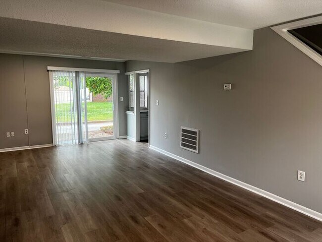 Foto del edificio - *NEWLY RENOVATED* 3 Bedroom Townhouse in D...