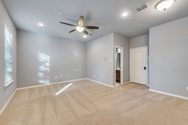 Building Photo - Charming Townhome in Addison