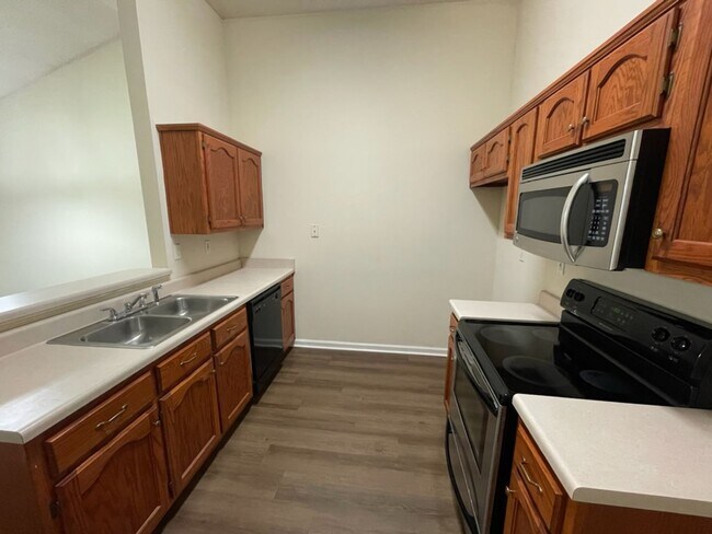 Building Photo - Close to Northwest, community college!!