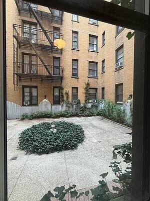 Foto del edificio - 305 W 45th St