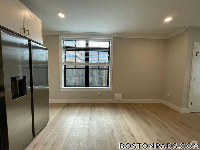 Building Photo - 157 Everett St