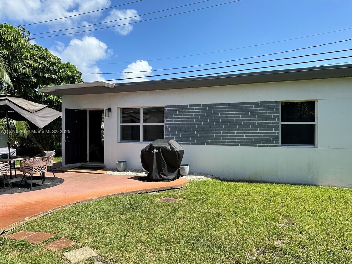 Primary Photo - 910 NE 81st St