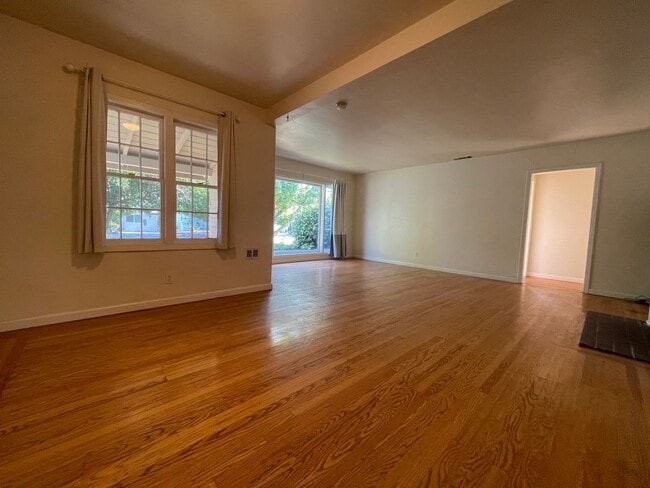 Foto del edificio - Charming 3-Bedroom, 1-Bathroom Home for Re...