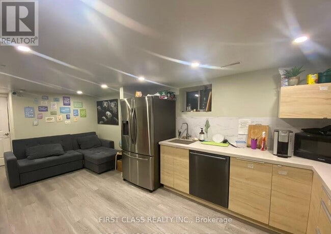 Building Photo - 76 MacDonald St