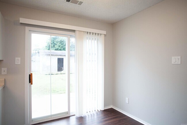 Foto del edificio - 2209 Lakeshore Dr