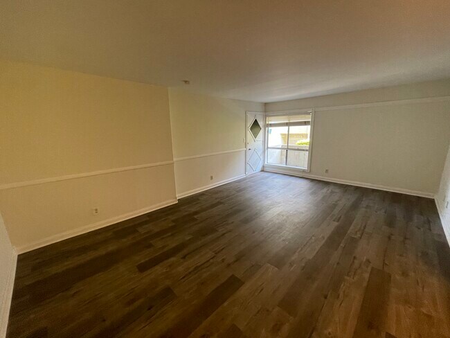 Building Photo - 5330 Zelzah Ave