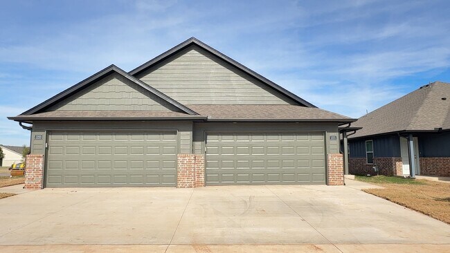 Building Photo - 3 Bedroom 2 Bath 2 Car Garage Duplex in Great location close to the Broadway Extension and 8 minu...