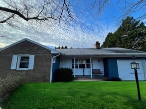 Building Photo - 1002 Sherwood Cir