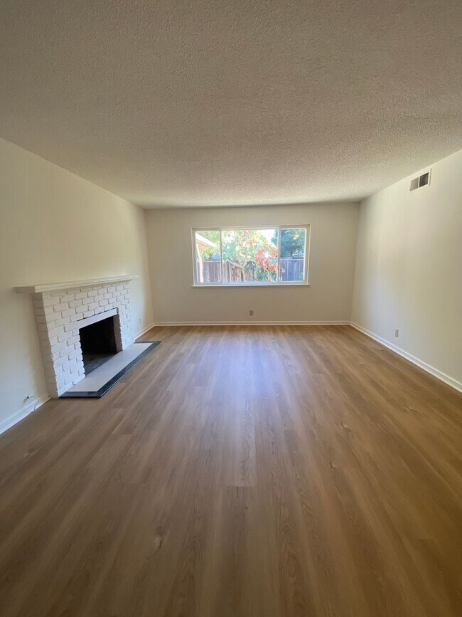 Foto del edificio - 1562 Oakroyal Dr