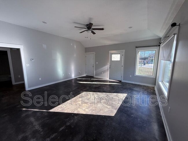 Building Photo - 263 Wolf Den Dr