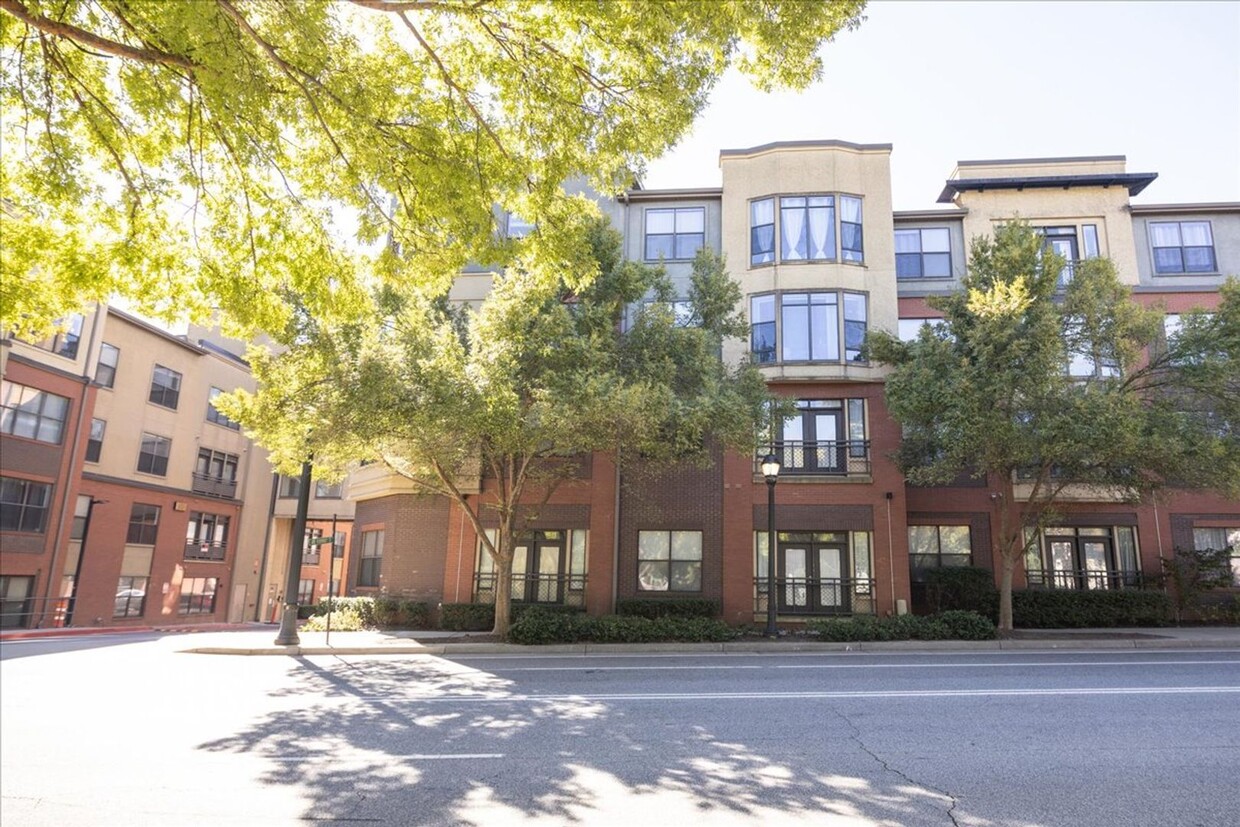 Foto principal - 2bd/2Ba Midtown Condo Perfect for Roommate...