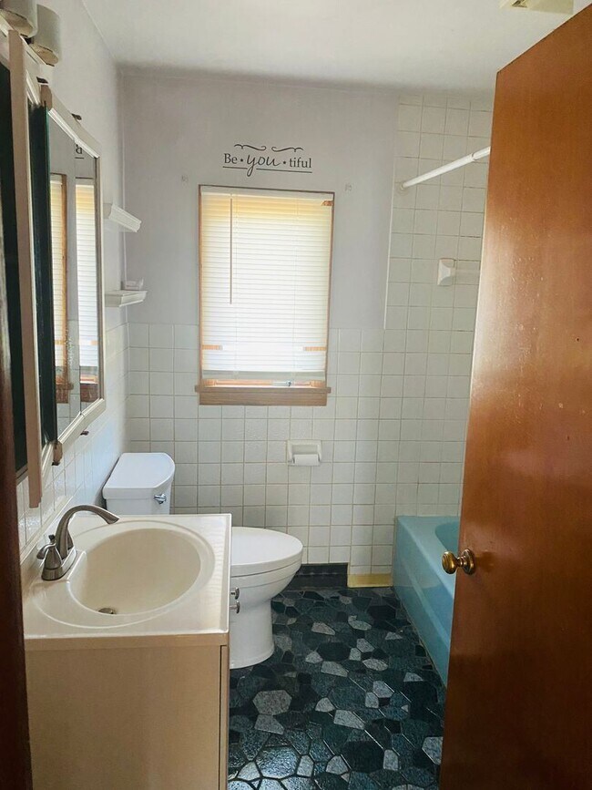 Building Photo - 3 br, 1 bath House - 412 Wells Rd