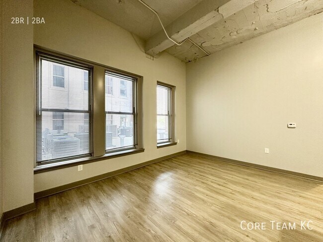 Building Photo - 306 E 12th St