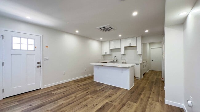 Foto del edificio - 126 E 3rd St