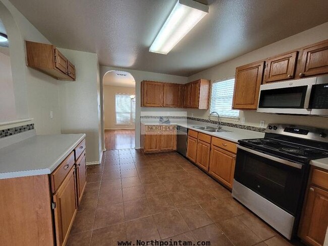 Foto del edificio - 3 Bedroom Home in Selma Available Now!