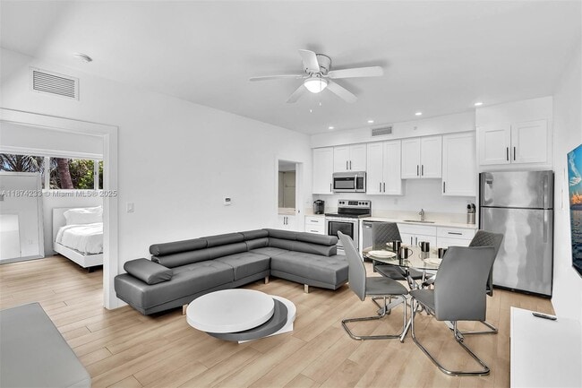 Building Photo - 940 Michigan Ave