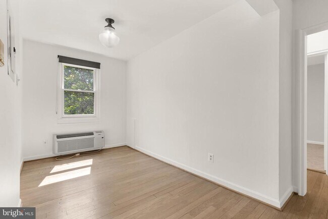 Building Photo - 4818 Chevy Chase Dr