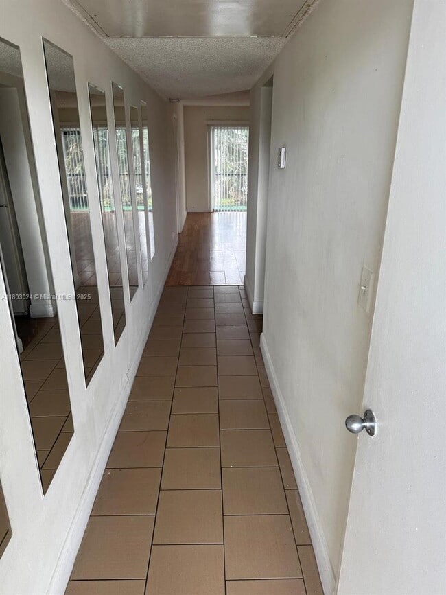 Foto del edificio - 7960 Colony Cir N