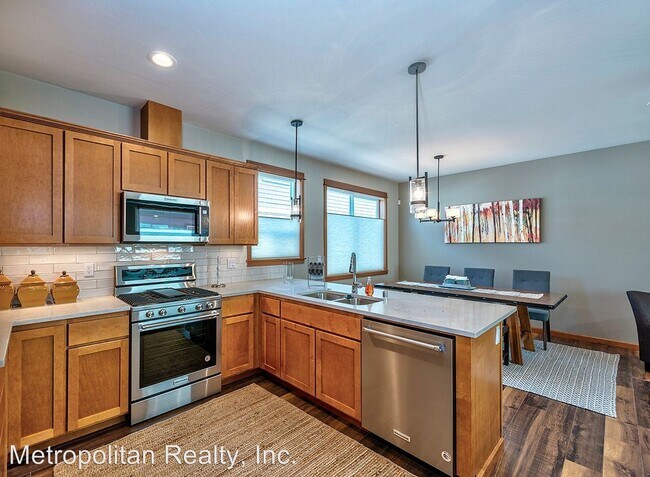 Building Photo - 3 br, 2.5 bath House - 7109 Rainier Dr