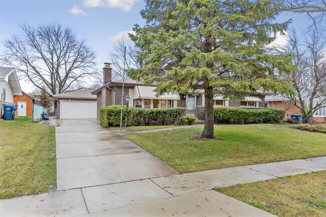 Building Photo - 621 Trent Ln