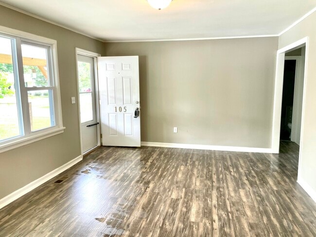 Building Photo - 105 S Iris Dr