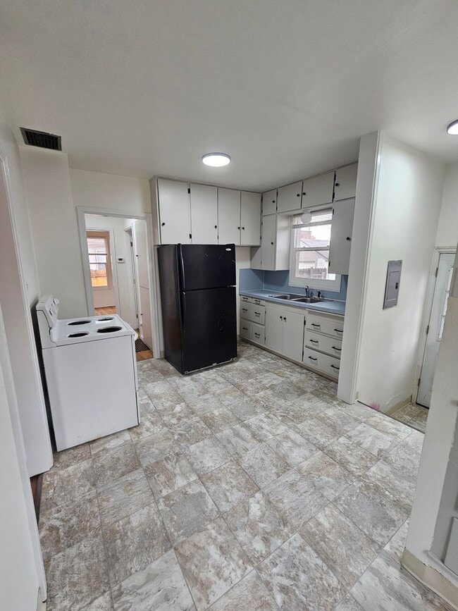 Building Photo - Available Now – Charming Boise Home with Fenced Yard and Detached Garage