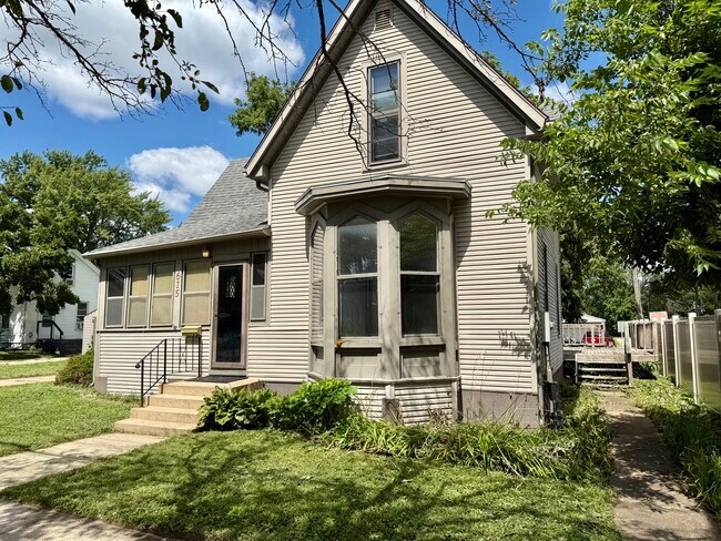 Front of house showing deck - 615 W 2nd St