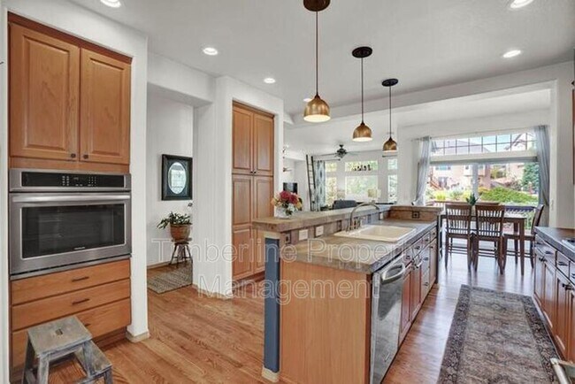 Building Photo - 2030 Silver Creek Dr