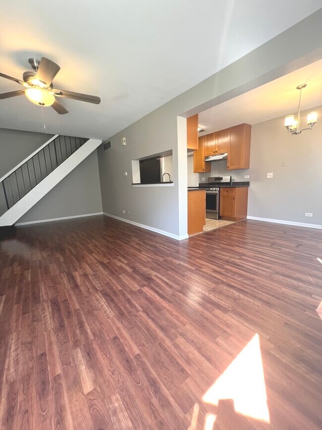 Foto del edificio - 323 Meadow Ct