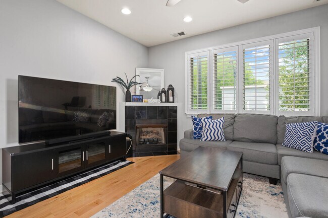 Foto del edificio - 3021 W Armitage Ave