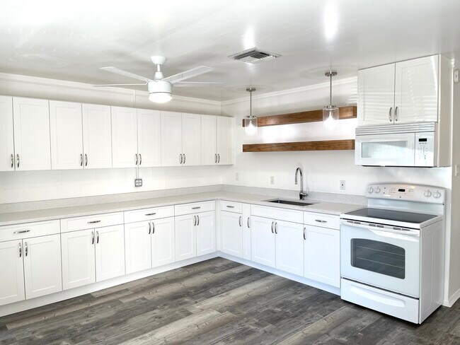Building Photo - 5422 Riverhills Dr