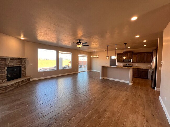Building Photo - Newer home in Sky Ridge