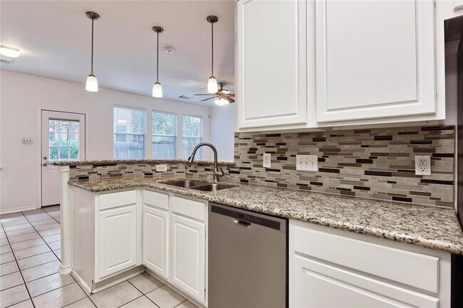 Foto del edificio - 74 Blue Creek Ct
