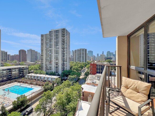 Building Photo - 1540 N La Salle Dr