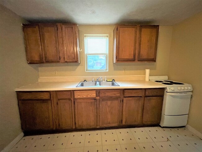 Building Photo - 609 S Ray St