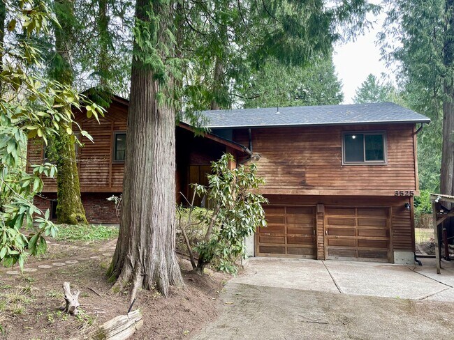 Foto del edificio - Nestled in the Trees 3 Bed 2.5 Bath in Lak...