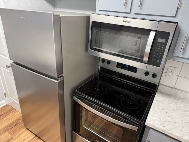 Foto del edificio - 2 BED 1.5 BATH CONDO COMING SOON!