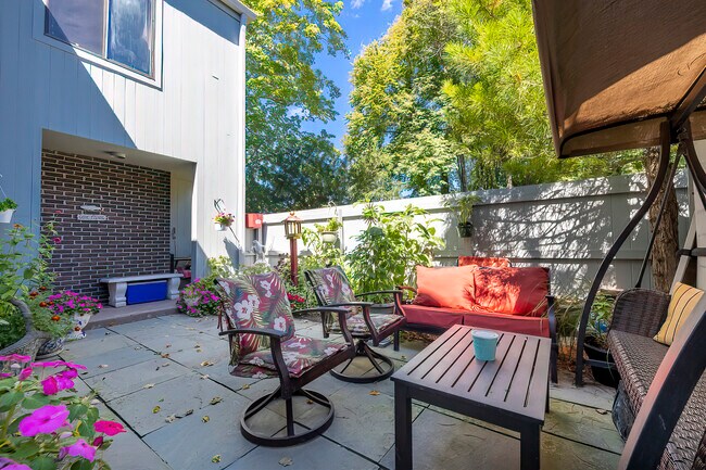 Building Photo - 9 Sandlewood Ln