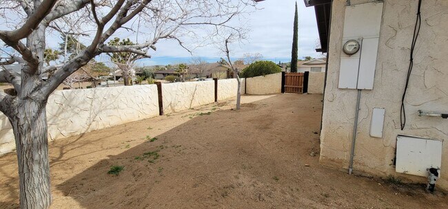 Building Photo - Available NOW!! 4 Bedroom!