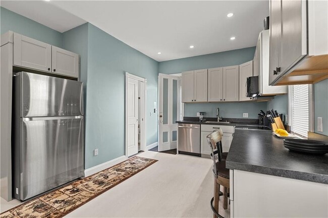 Building Photo - 18 Everett St