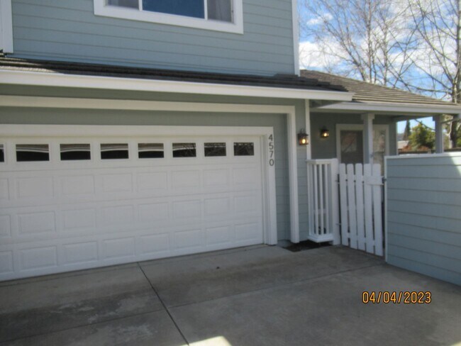 Building Photo - 4570 Stillson St
