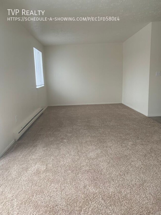 Building Photo - 123 Fox Hill Ln