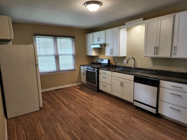 Foto del edificio - Bungalow Style w/  " Lots of New "