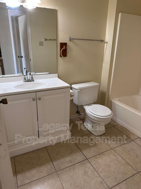 Building Photo - 1412 Courtney Pl